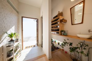 シンプルでおしゃれな玄関 洗面 自然素材のナチュラルなお家なら埼玉のアットナチュレへ At Nature